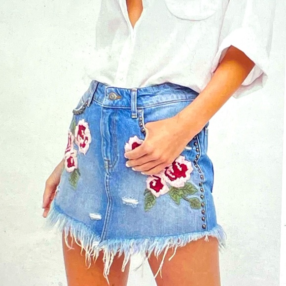 Free People Dresses & Skirts - FREE PEOPLE wild rose embroidered distressed raw hem boho mini skirt 27